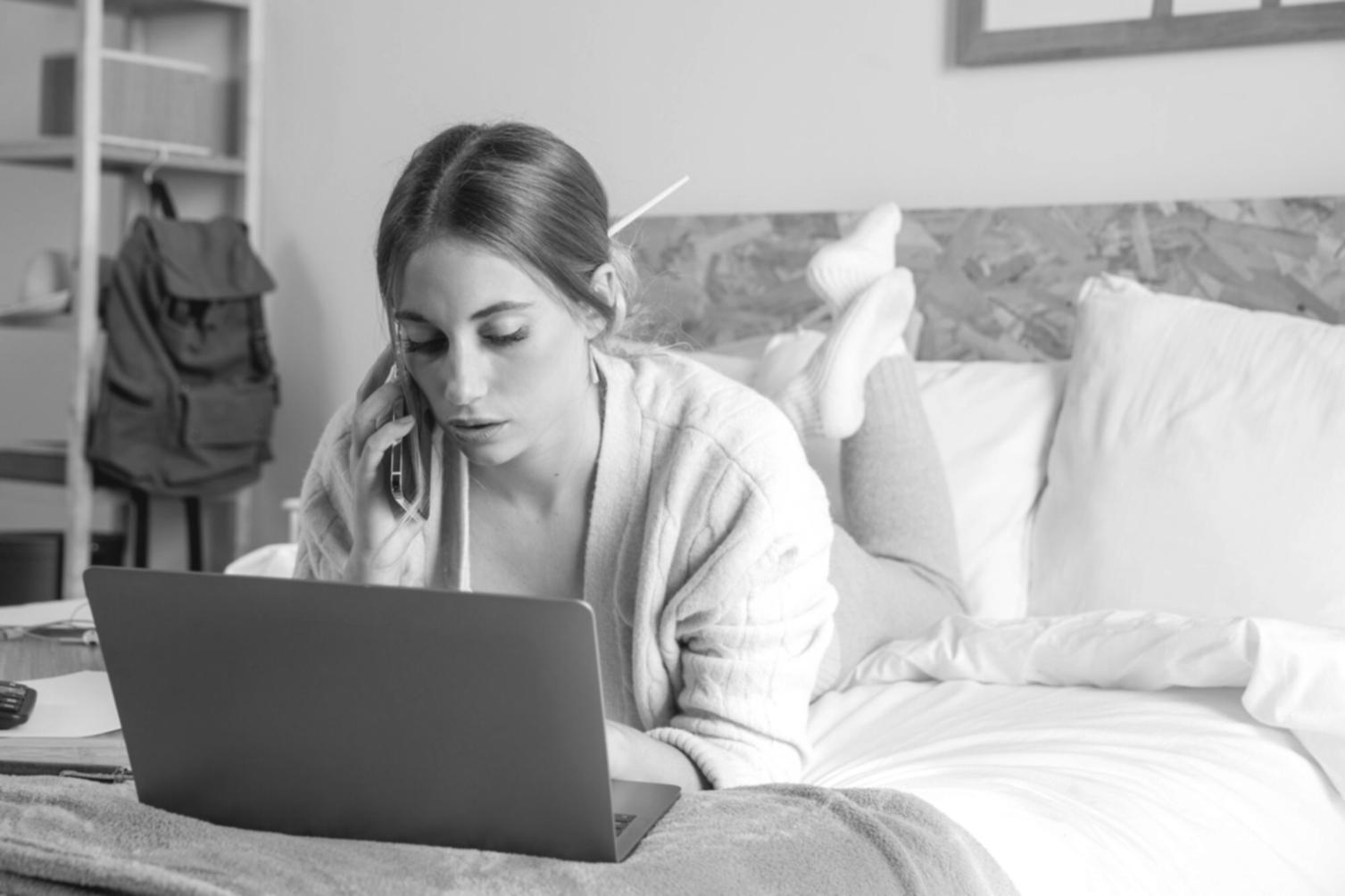 Vista del moderno espacio de trabajo de prepilivsarum con tecnología financiera avanzada
